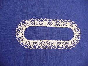Oval Bedfordshire lace edging in cream with plaits, leaves and picots. 