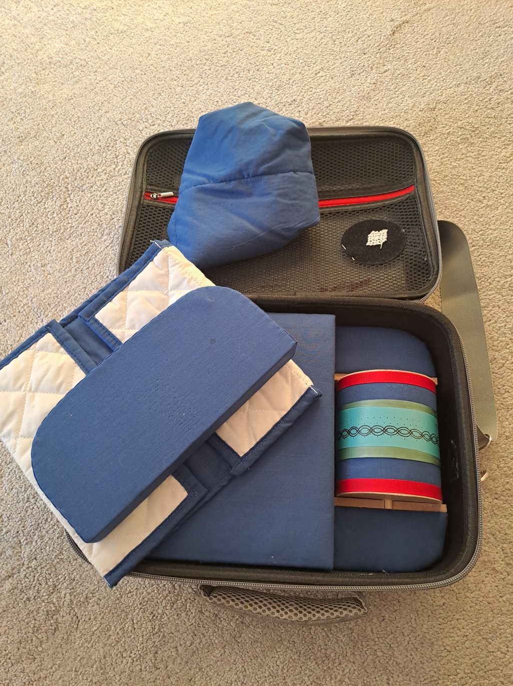 Lace on the go: cushion bags and travel&nbsp;pillows